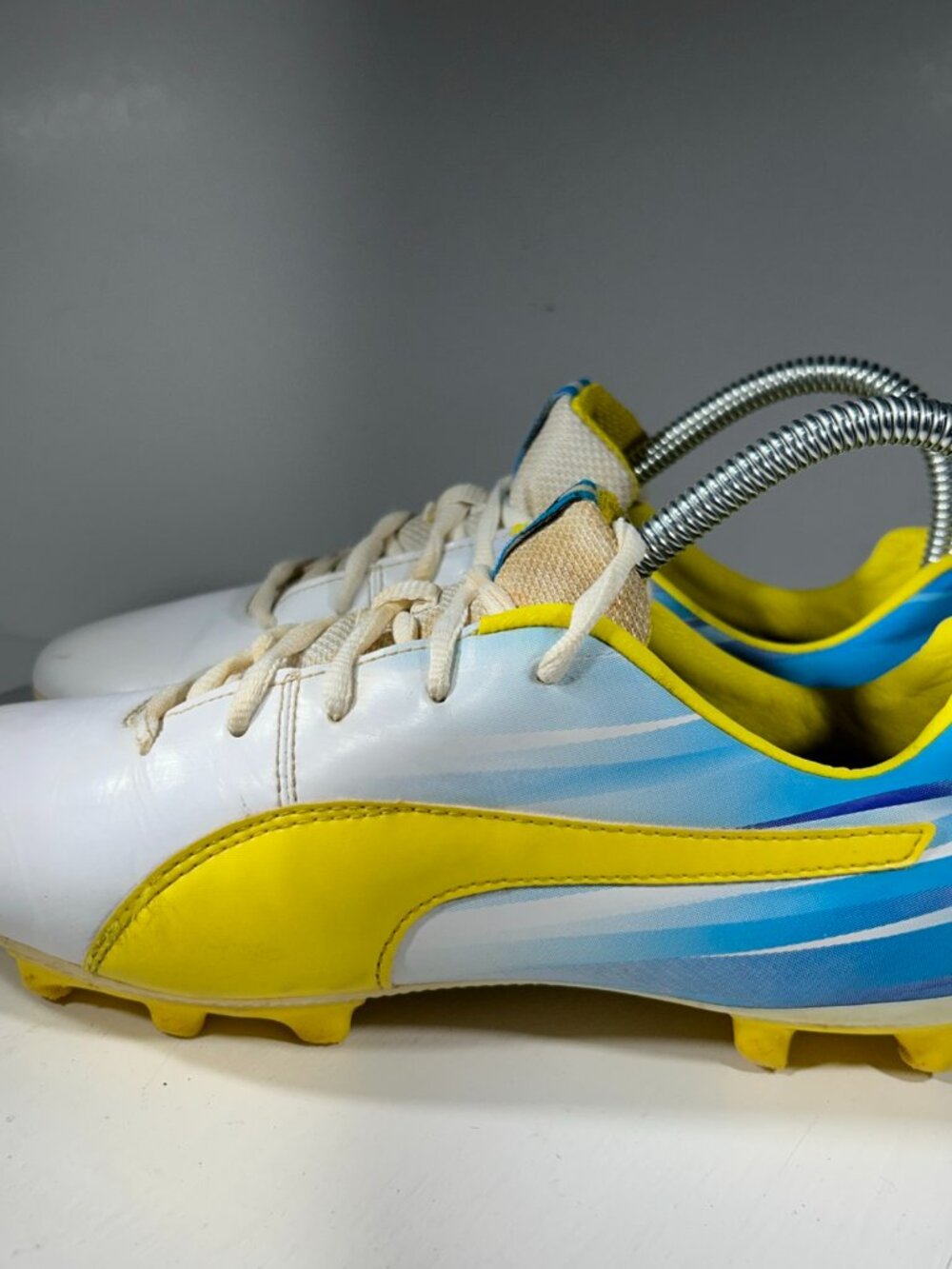 PUMA Aguero V2 Kun FG Boys Kids Soccer Cleats Size 5 5C White Yellow Blue Shoes